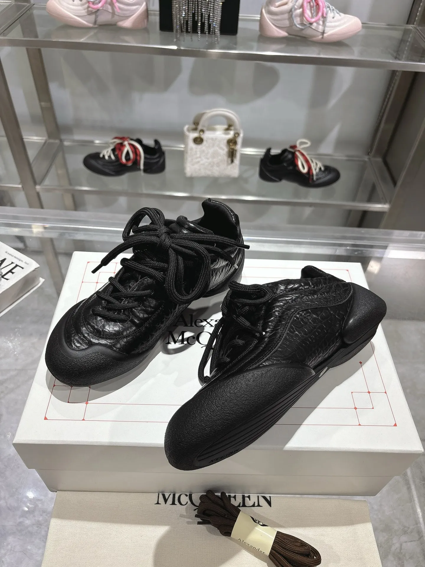 p580💰Couple model 𝐀𝐥𝐞𝐱𝐚𝐧𝐝𝐞𝐫 𝐌𝐜𝐐𝐮𝐞𝐞𝐧#/Alexander McQueen’s latest Flexion series, retro, casual, sneakers, original purchase, development, production, this Flexion Off Low-top sneakers in white grained leather with varying sized laces and an anatomically inspired lightweight segmented sole. The reverse skull pattern is embossed on the heel. Fabric: Original customized imported first-layer cowhide. Lining: Customized imported breathable mesh lining. Sole: Original open-molded non-slip TPU material. Bottom thickness: 2CM. Size: #Female size 35-40 (40 customized, non-refundable) #Men’s code 39-45 (45 customized, non-refundable)